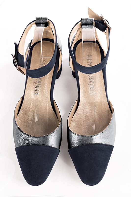 Chaussure cotes ouverts bride cheville bleu marine et gris tourterelle. Bout rond. Petit talon evase